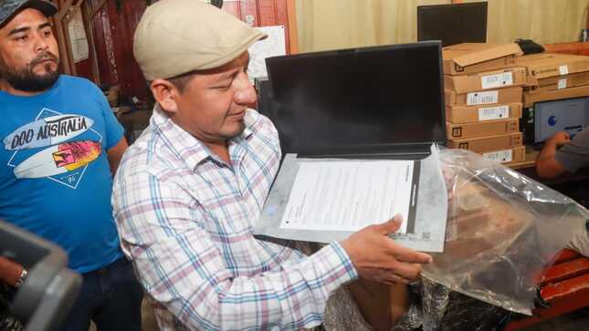 Gobernador Dr. René Chávez recepcionó 3000 laptops que serán entregadas a los mejores maestros de loreto