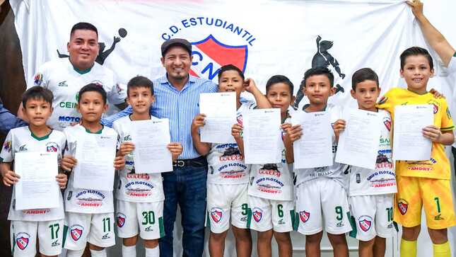 Gobernador Dr. René Chávez entrega pasajes con destino a Chiclayo para niños deportistas del CNI SUB-8