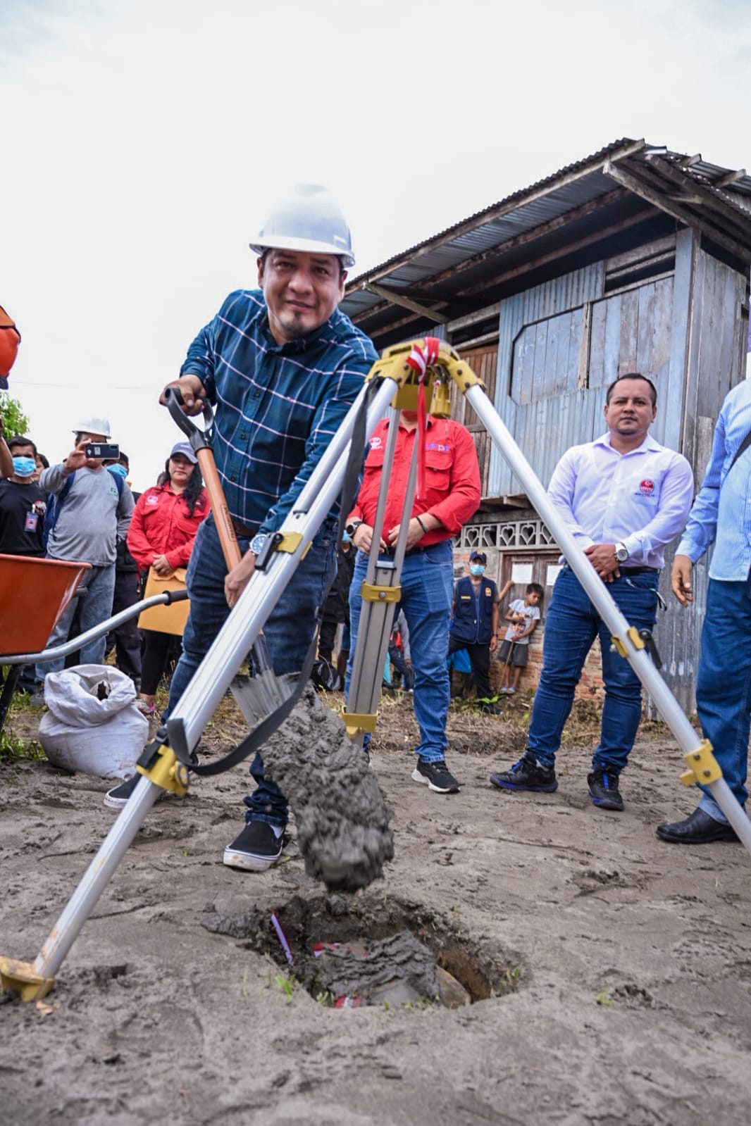Gobernador Dr. René Chávez inicia obra de carretera entre el centro poblado san pablo y comunidad de colonia de san pablo provincia de mariscal ramón castilla