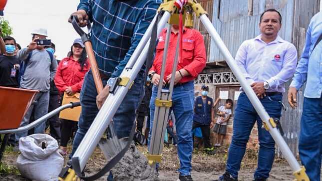 Gobernador Dr. René Chávez inicia obra de carretera entre el centro poblado san pablo y comunidad de colonia de san pablo provincia de mariscal ramón castilla