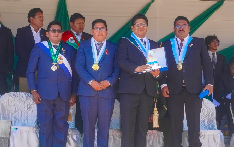 Municipalidad de PUNO participa del desfile por el 25 aniversario del centro poblado de Salcedo