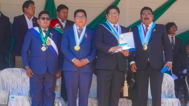 Municipalidad de PUNO participa del desfile por el 25 aniversario del centro poblado de Salcedo
