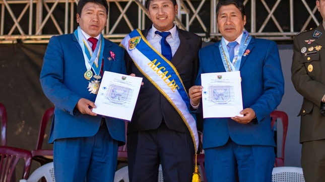 Concejo municipal participa en el desfile por aniversario de Alto Puno