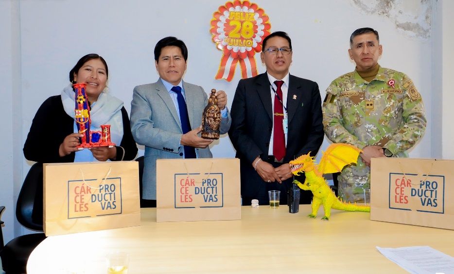 Concejo municipal participa en la ceremonia por el 203º Aniversario de la independencia del Perú en el establecimiento penitenciario de Puno