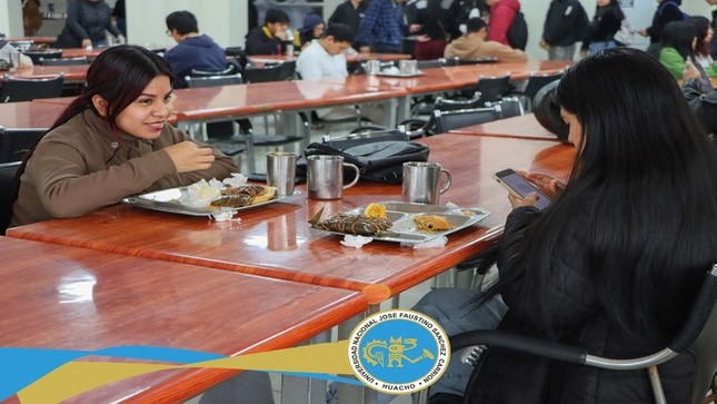 Un compartir patriótico recibieron los estudiantes de la Faustino en el comedor universitario como parte de las celebraciones por la fiesta de la patria que coincide con el cierre del ciclo académico.