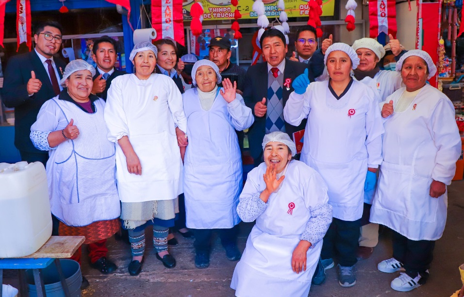 ¡Celebrando las fiestas patrias! Comerciantes del mercado Bellavista ambientan sus puestos de venta