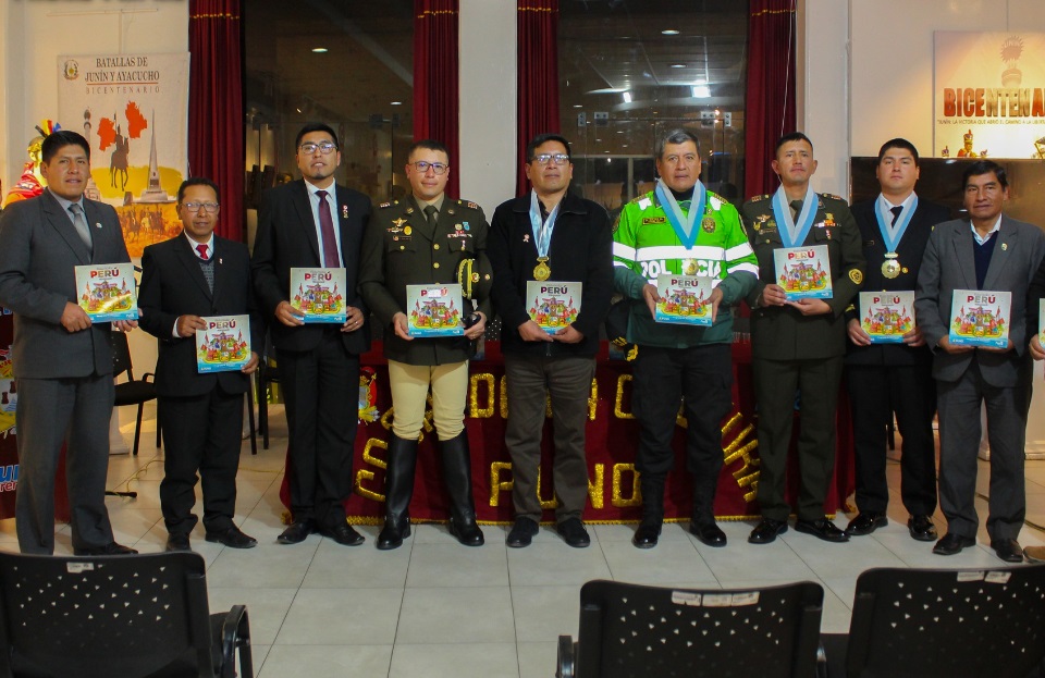 Aperturan i exposición “Defensores de la patria” en conmemoración al aniversario patrio