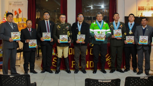 Aperturan i exposición “Defensores de la patria” en conmemoración al aniversario patrio