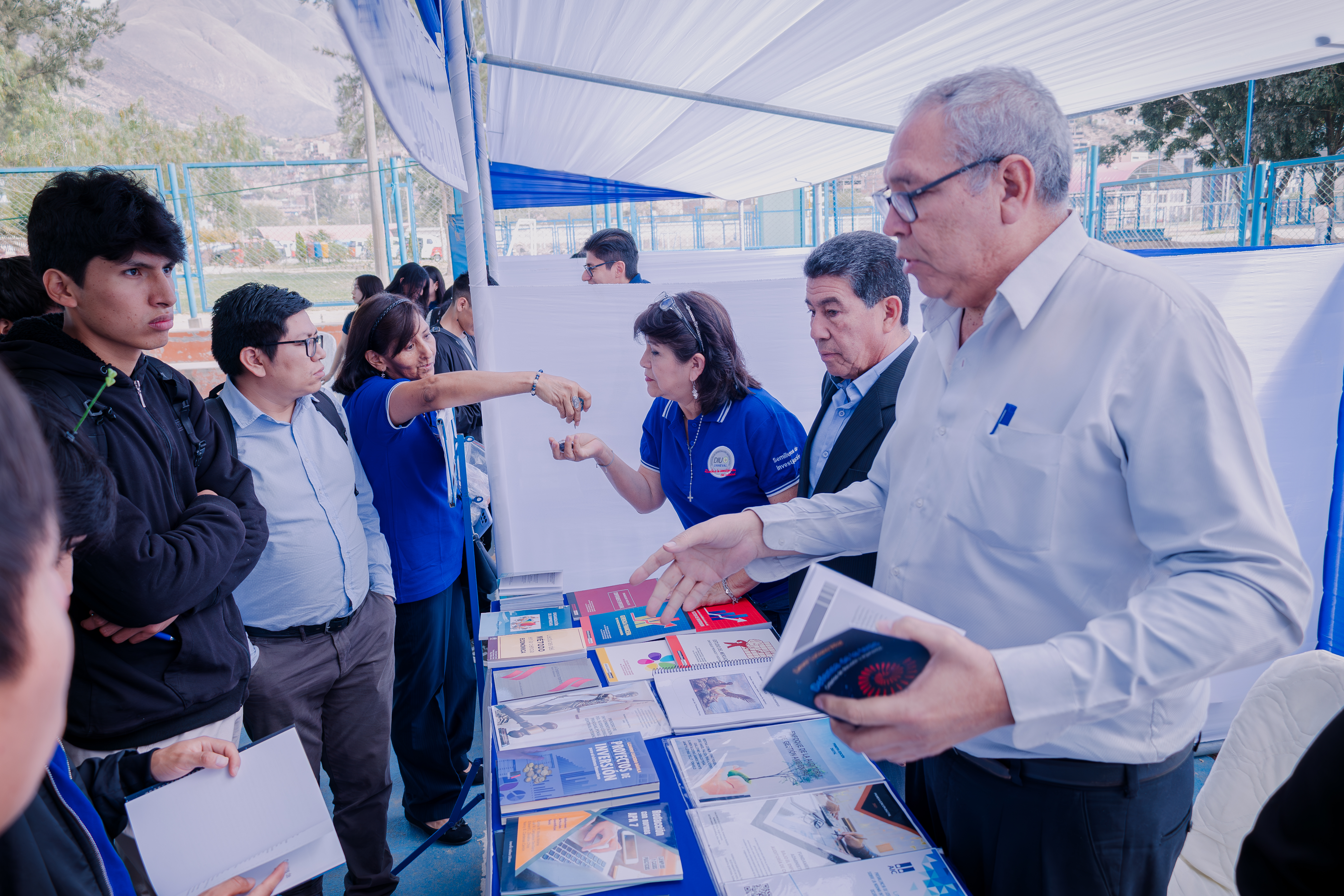 Fotografía de participantes de la Primera Feria del Libro UNHEVAL