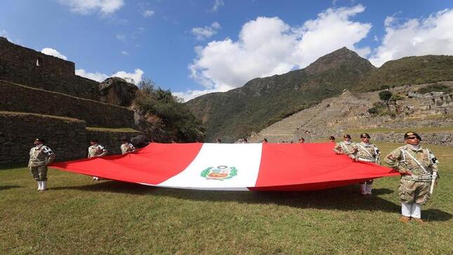 Fuerzas Armadas izaron la Bandera Nacional el 28 de julio y marcharon en Machu Picchu por primera vez