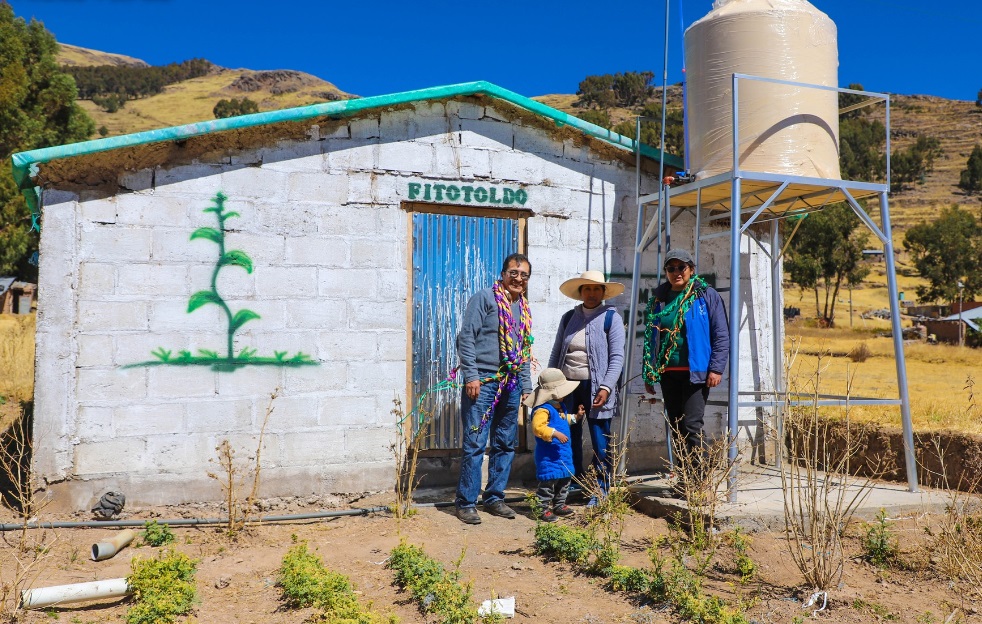 Impulsando el cultivo a los horticultores Municipalidad de Puno realiza la entrega de tanques de agua