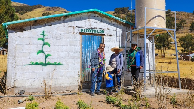 Impulsando el cultivo a los horticultores Municipalidad de Puno realiza la entrega de tanques de agua
