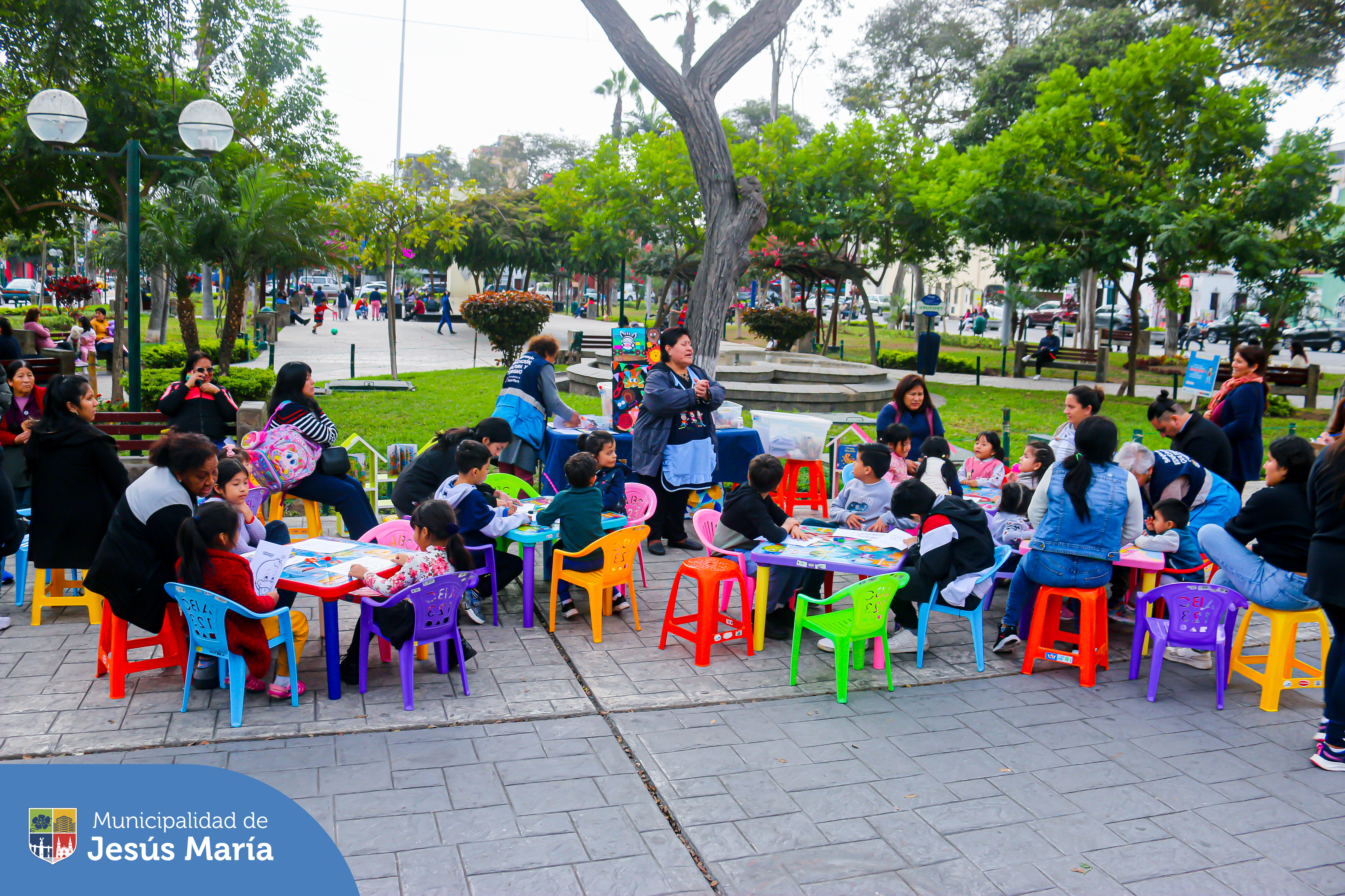 Nuestros niños jesusmarianos se divirtieron con pintura, cuenta cuentos y manualidades en la gran actividad Lectura en tu Parque. 🌳 Gracias a todos los padres por sumarse a esta hermosa iniciativa. 🙌
👉 La próxima cita es el martes 6 de agosto en el Parque Santa Cruz. ¡Los esperamos para más aventuras juntos! 