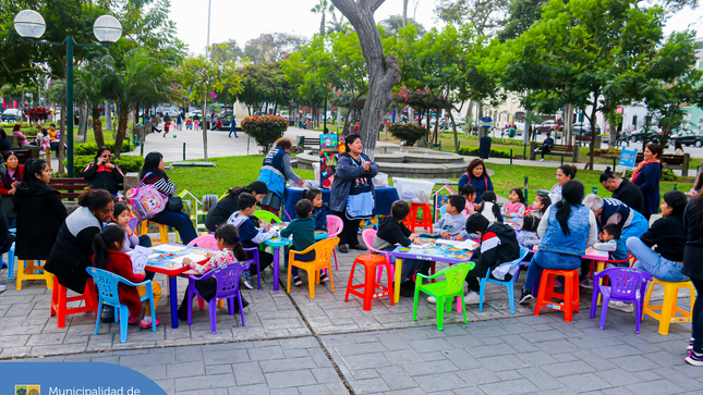 Nuestros niños jesusmarianos se divirtieron con pintura, cuenta cuentos y manualidades en la gran actividad Lectura en tu Parque. 🌳 Gracias a todos los padres por sumarse a esta hermosa iniciativa. 🙌
👉 La próxima cita es el martes 6 de agosto en el Parque Santa Cruz. ¡Los esperamos para más aventuras juntos! 