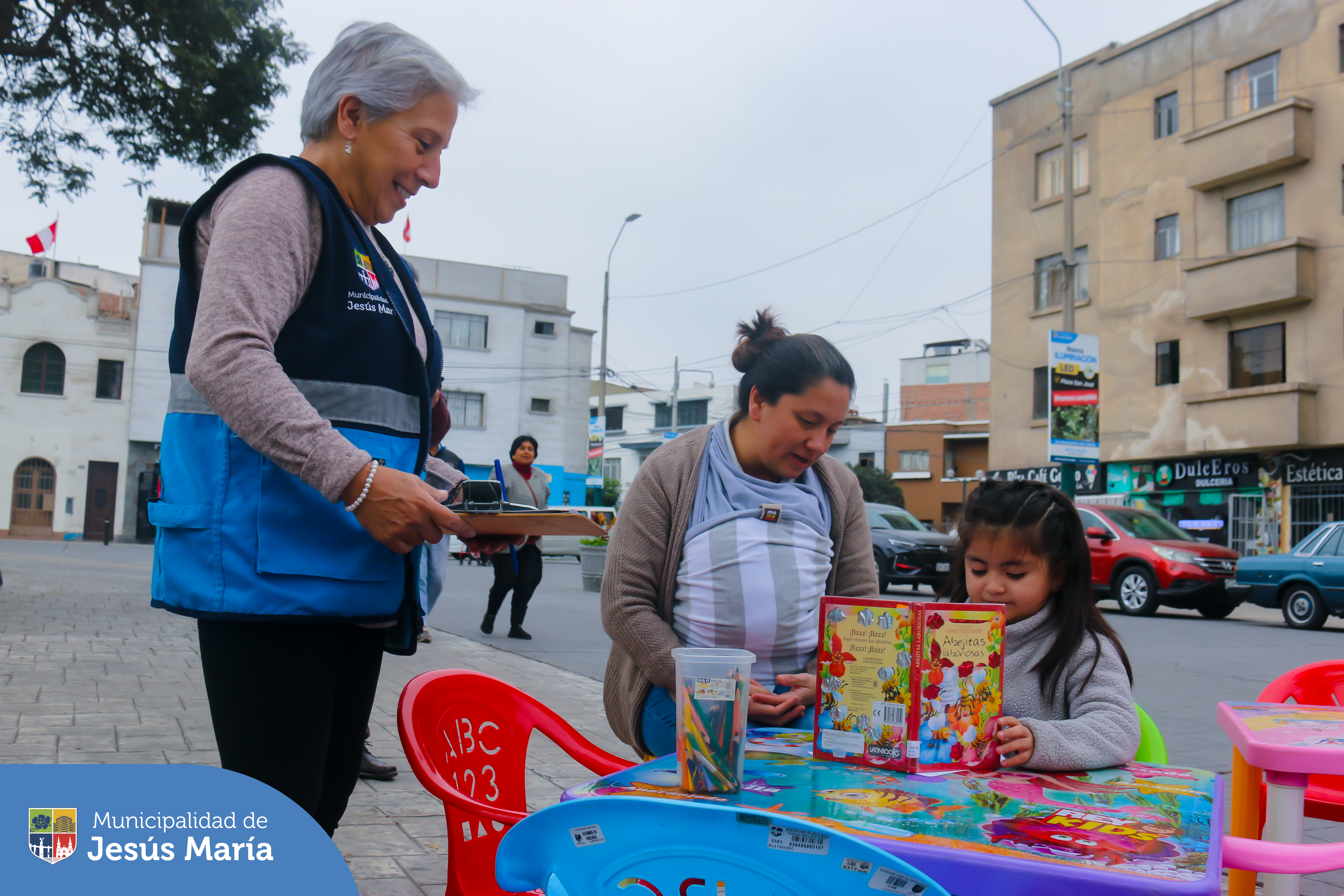 Nuestros niños jesusmarianos se divirtieron con pintura, cuenta cuentos y manualidades en la gran actividad Lectura en tu Parque. 🌳 Gracias a todos los padres por sumarse a esta hermosa iniciativa. 🙌
👉 La próxima cita es el martes 6 de agosto en el Parque Santa Cruz. ¡Los esperamos para más aventuras juntos! 