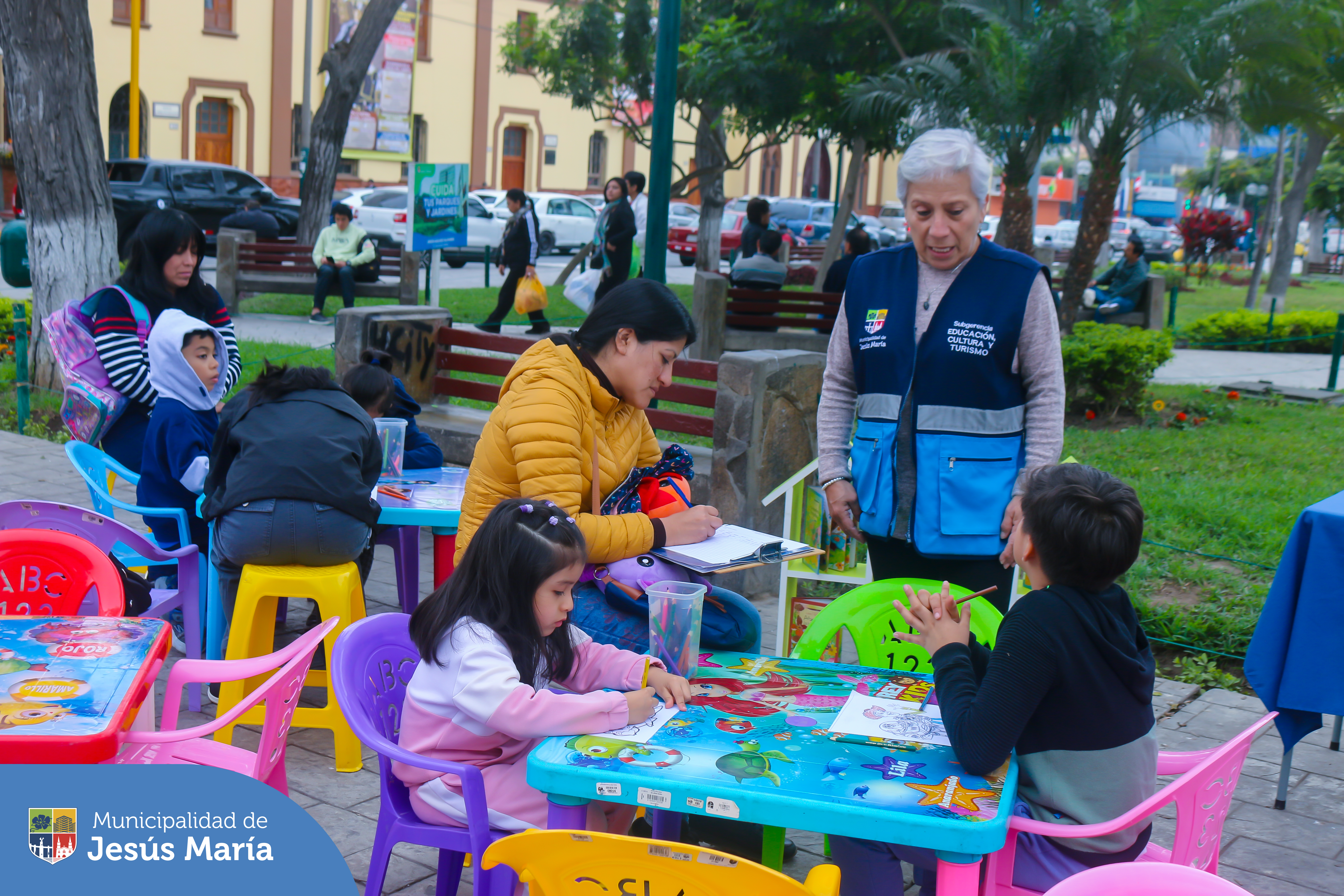 Nuestros niños jesusmarianos se divirtieron con pintura, cuenta cuentos y manualidades en la gran actividad Lectura en tu Parque. 🌳 Gracias a todos los padres por sumarse a esta hermosa iniciativa. 🙌
👉 La próxima cita es el martes 6 de agosto en el Parque Santa Cruz. ¡Los esperamos para más aventuras juntos! 