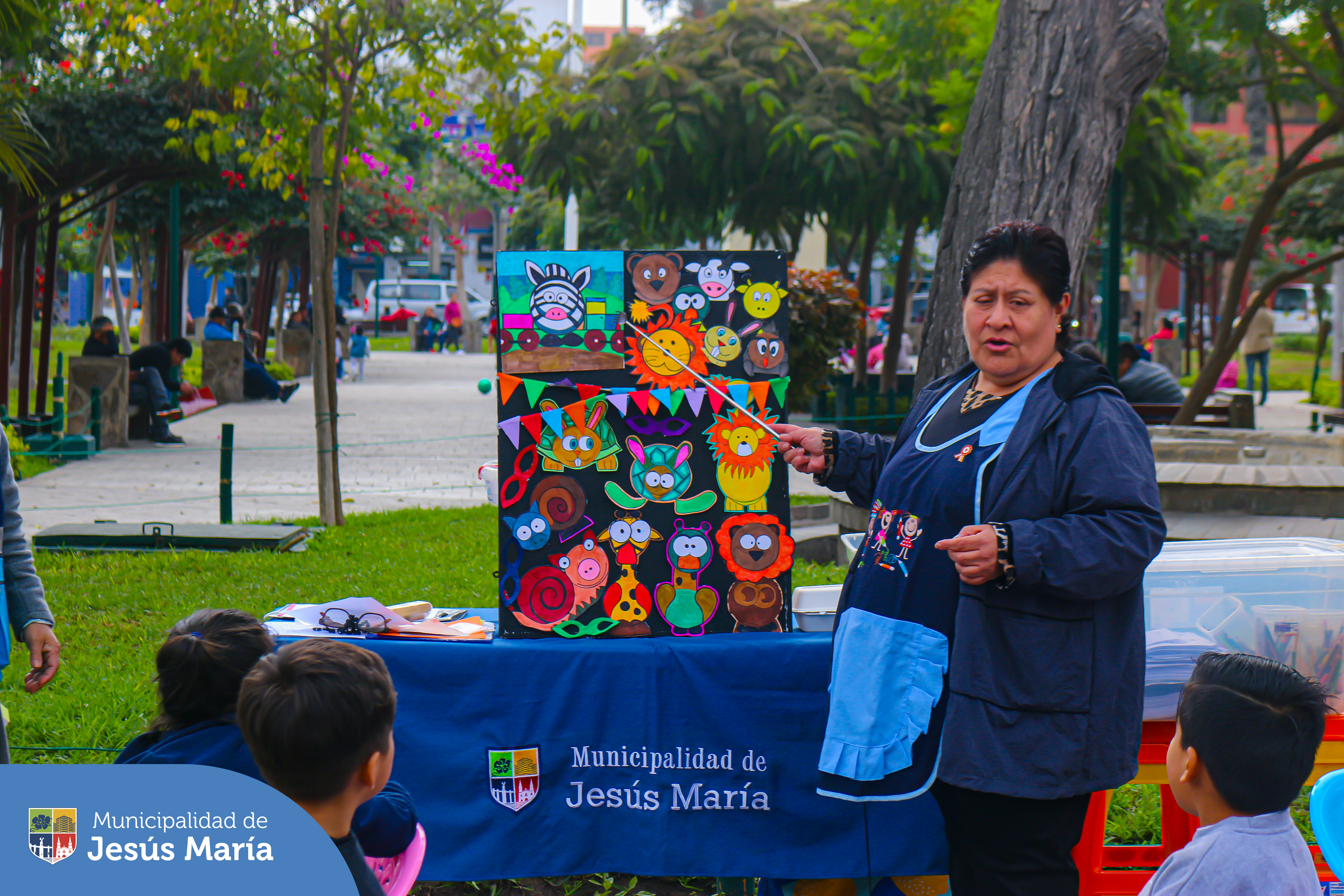 Nuestros niños jesusmarianos se divirtieron con pintura, cuenta cuentos y manualidades en la gran actividad Lectura en tu Parque. 🌳 Gracias a todos los padres por sumarse a esta hermosa iniciativa. 🙌
👉 La próxima cita es el martes 6 de agosto en el Parque Santa Cruz. ¡Los esperamos para más aventuras juntos! 