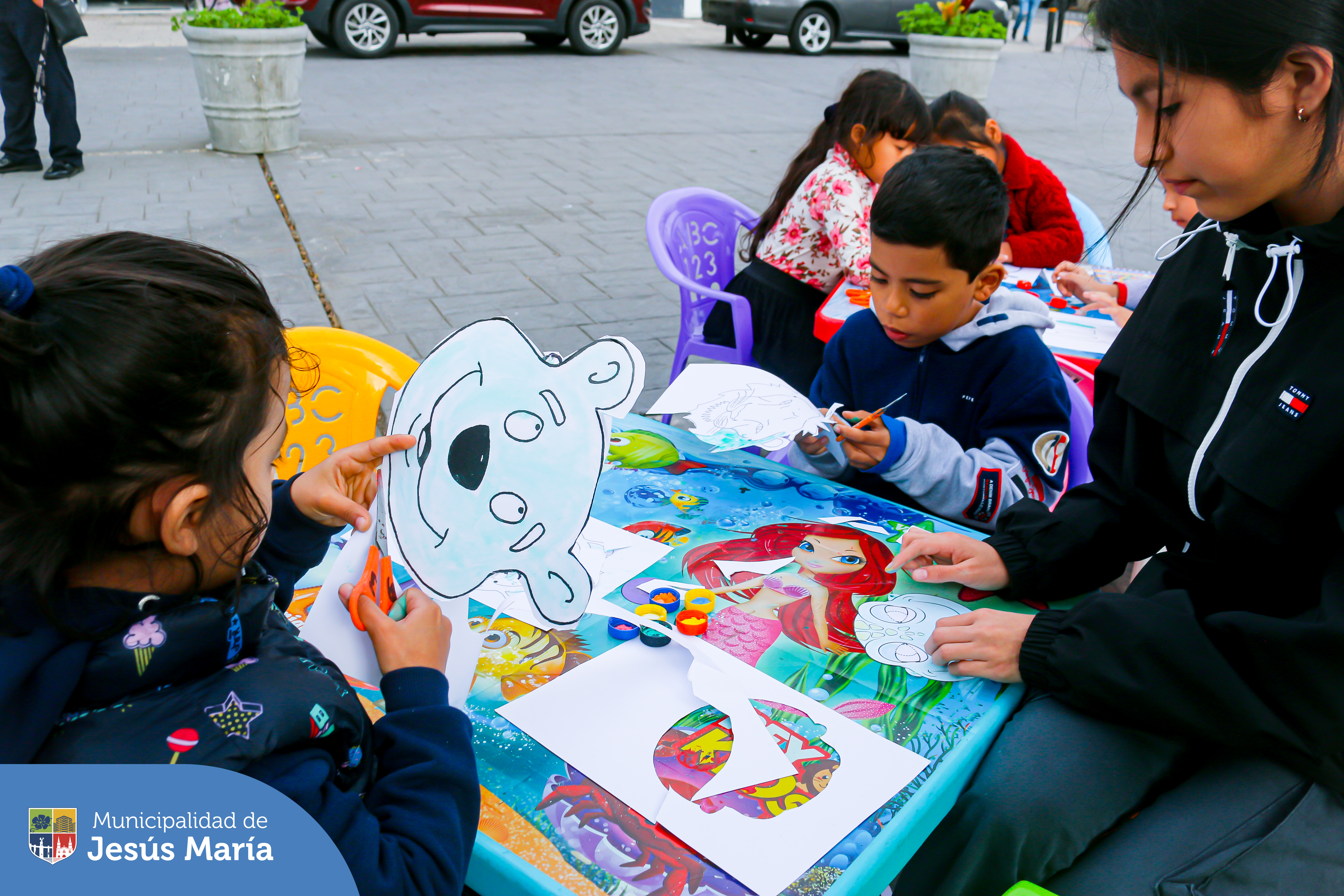 Nuestros niños jesusmarianos se divirtieron con pintura, cuenta cuentos y manualidades en la gran actividad Lectura en tu Parque. 🌳 Gracias a todos los padres por sumarse a esta hermosa iniciativa. 🙌
👉 La próxima cita es el martes 6 de agosto en el Parque Santa Cruz. ¡Los esperamos para más aventuras juntos! 