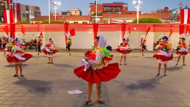 ¡Homenajeando al Perú! Con presentación de danzas en la "Noche de ritmo peruano"