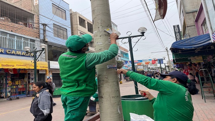 Se continua con la Campaรฑa de Limpieza de postes en la zona cรฉntrica de Huaral