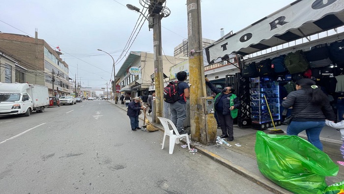 Se continua con la Campaรฑa de Limpieza de postes en la zona cรฉntrica de Huaral