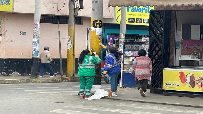 Se continua con la Campaรฑa de Limpieza de postes en la zona cรฉntrica de Huaral