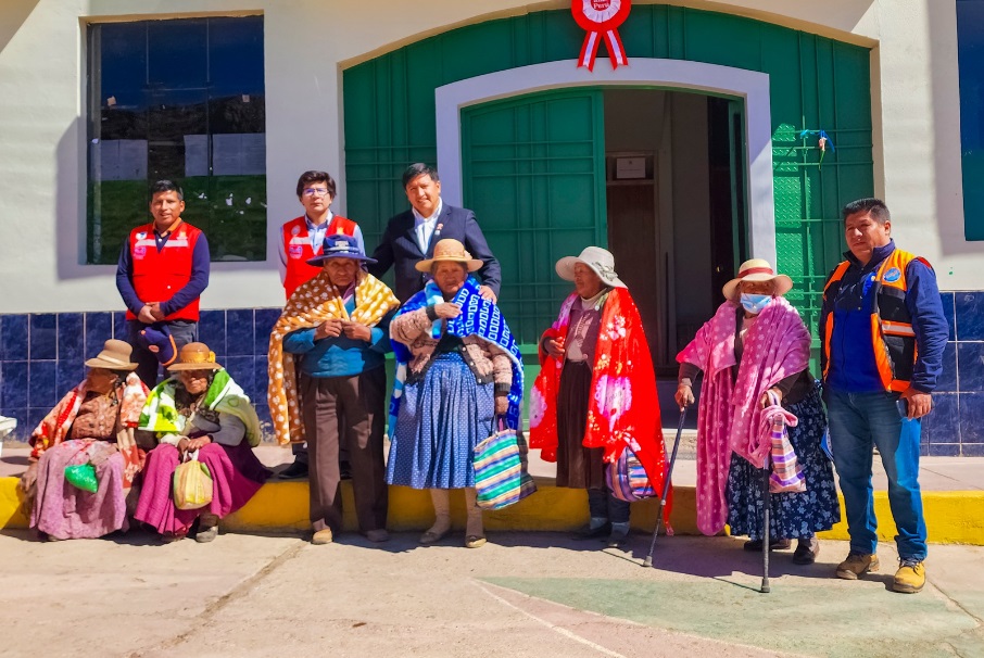 La Municipalidad de Puno brinda apoyo humanitario en Vilque y Collacachi, para enfrentar el descenso de temperatura