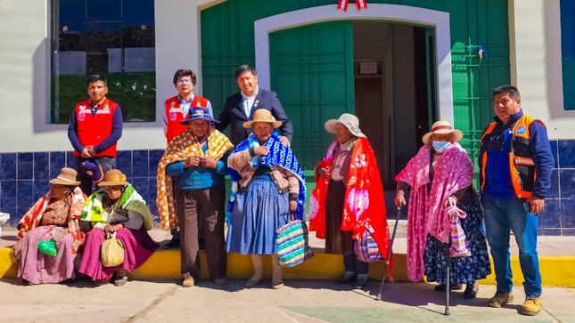 La Municipalidad de Puno brinda apoyo humanitario en Vilque y Collacachi, para enfrentar el descenso de temperatura
