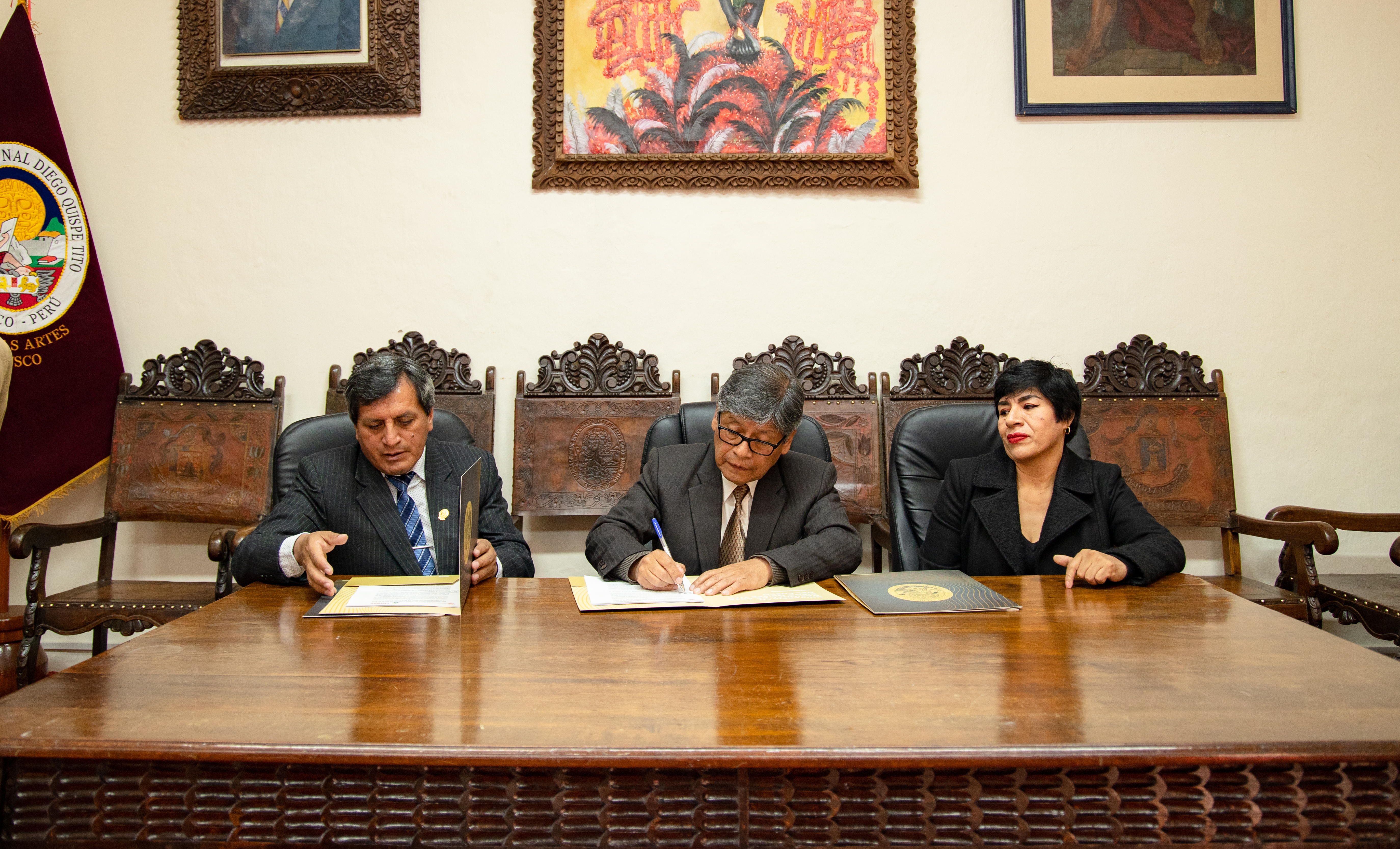 Momento de la firma (vicepresidente Académico Yohn Lasteros, presidente de la C. O, Víctor Ayma y la decana de la Facultad de Educación de la UNAMAD, María Isabel Camargo)