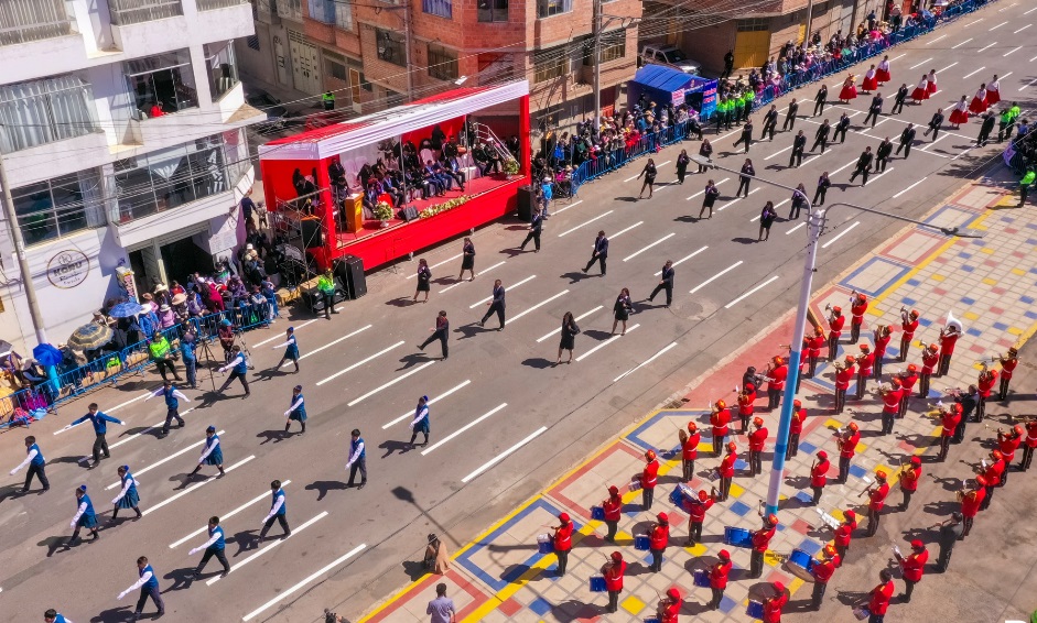 En medio de gran civismo se desarrolló desfile escolar por los CCIII Aniversario del Perú