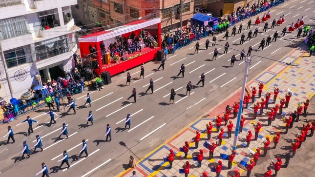 En medio de gran civismo se desarrolló desfile escolar por los CCIII Aniversario del Perú