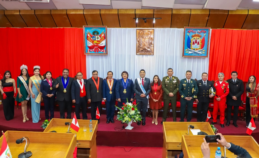 Con gran patriotismo alcalde de puno presidió actividades oficiales por fiestas patrias