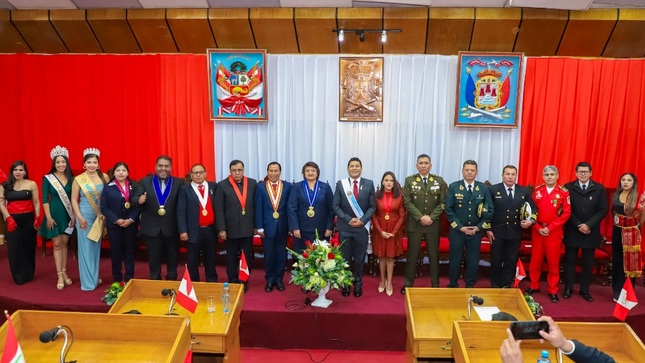Con gran patriotismo alcalde de puno presidió actividades oficiales por fiestas patrias