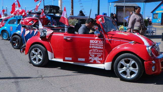 Municipalidad de Puno realizo con éxito el pasacalle del club de vochos por fiestas patrias