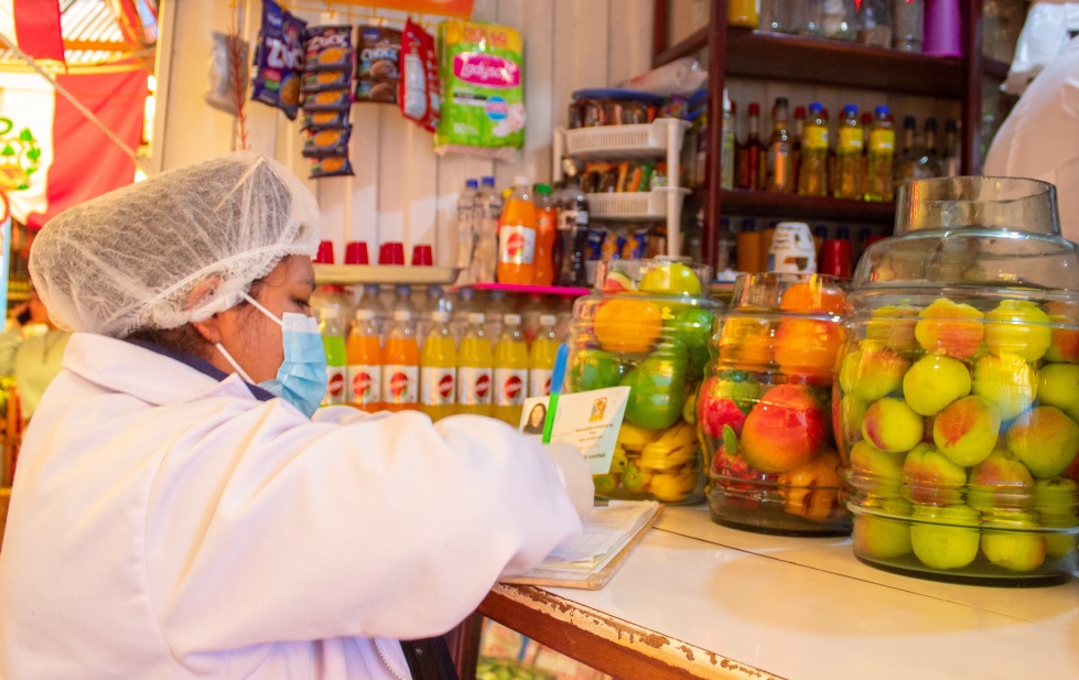 Fiscalización asegura calidad y seguridad en alimentos en el mercado Bellavista