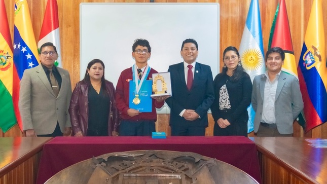 Alcalde Javier Ponce reconoce a promesa puneña que será parte del 38° Campeonato internacional de juegos matemáticos y lógicos  en Francia
