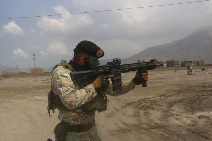 Comando con nuevo fusil ARAD 7 ensamblado por FAME