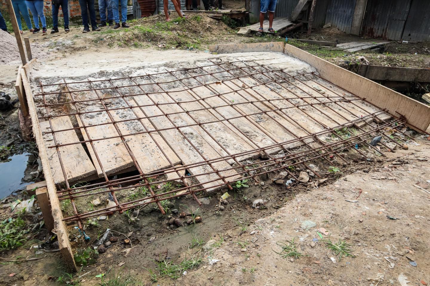 Entrega de materiales para culminación de puente y mejora de alcantarillado en el A.H ciudad jardin