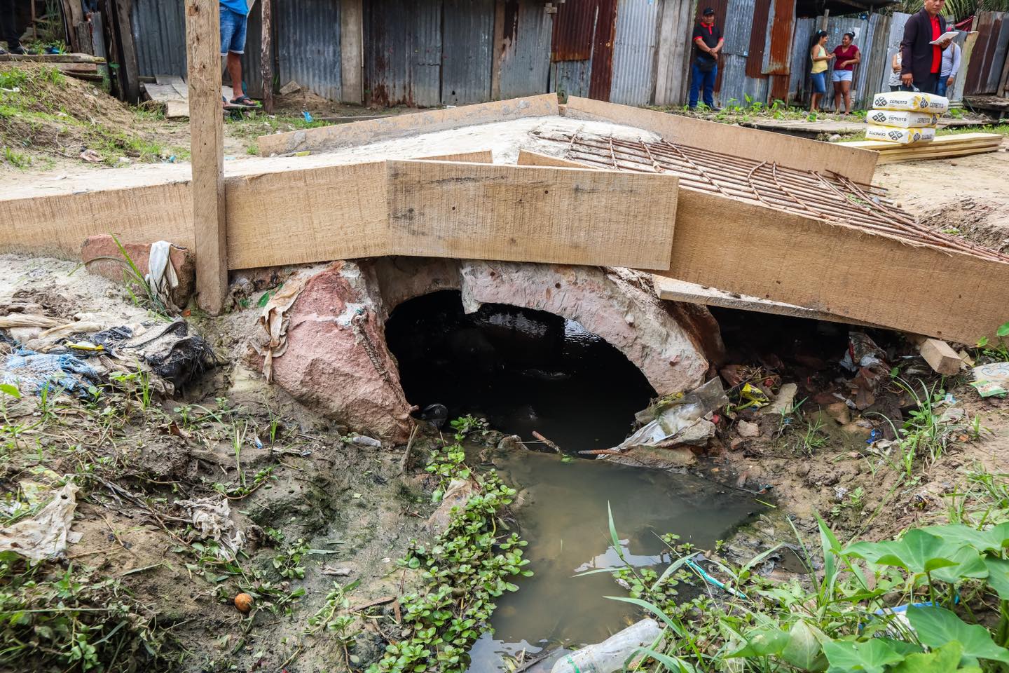 Entrega de materiales para culminación de puente y mejora de alcantarillado en el A.H ciudad jardin