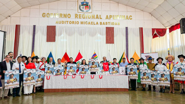 Fotografía protocolar de Lanzamiento Regional