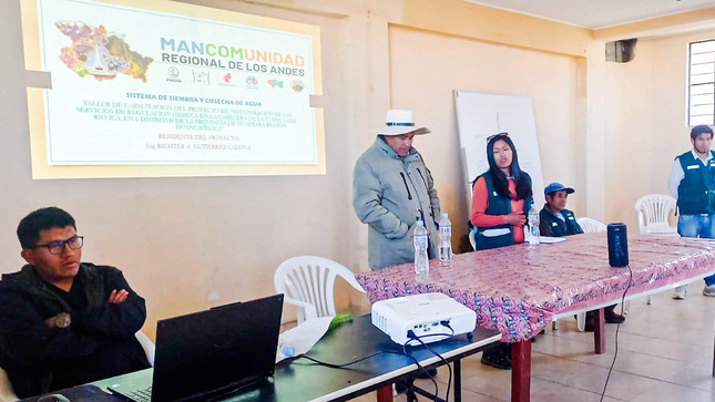 Fotografía del residente de obra dirigiendo la jornada de capacitación.