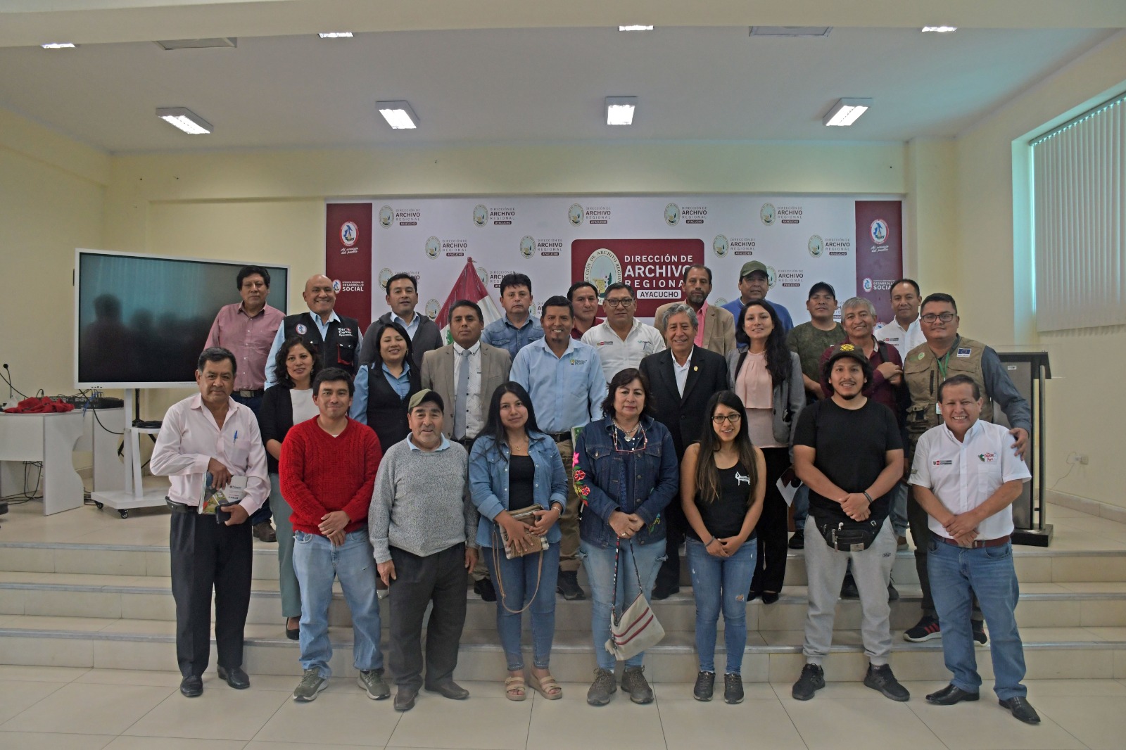 Fotografía protocolar de la Mesa de Trabajo de los equipos participantes, entre ellos miembros de la Mancomunidad de Los Andes.