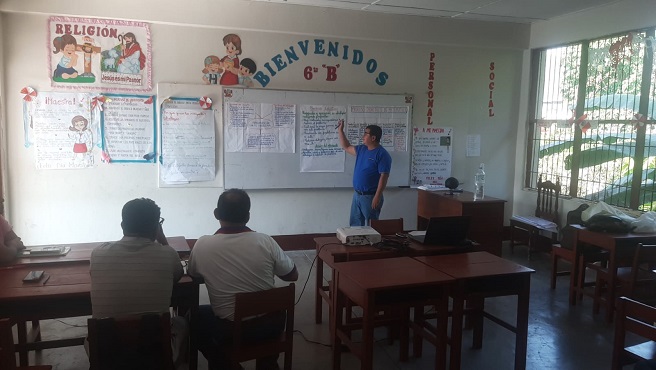 Docente exponiendo su clase en el Taller.