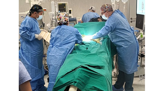 Como parte de las acciones para mejorar la salud y el bienestar del personal policial, un total de 4306 personas lograron ser atendidas y operadas en las modernas salas del Centro Quirúrgico del Hospital PNP “Luis N. Sáenz”, en lo que va del año.
La comandante PNP Margarita Carranza Gonzales, jefa del Departamento de Anestesiología y Centro Quirúrgico, explicó que de las 4306 cirugías llevadas a cabo este año, 3103 corresponden a operaciones programadas y 1203 a intervenciones de emergencia.
Señaló que la mayoría de estas operaciones corresponden a cirugías generales, destacando las colecistectomías laparoscópicas, apendicectomías, gastrectomías hemicolectomías y cesáreas. También se hicieron un número considerable de cirugías de oftalmología y traumatología.
Detalló que el Centro Quirúrgico realiza procedimientos de baja y alta complejidad, gracias a la experiencia y conocimiento de los profesionales que conforman los diferentes equipos multidisciplinarias de la Sanidad Policial y a la modera infraestructura hospitalaria que incluye ocho modernos quirófanos con equipos de tecnología de punta como coches de paro, sistema de video, laparoscopía, máquina de anestesia con monitores de grado médico, equipos de entubación difícil, electrobisturí, sistema de gases medicinales y equipos de aspiración, entre otros .
Resaltó que en marzo se practicaron hasta ocho cateterismos cardiacos en pacientes pertenecientes a Lima y las diferentes regiones del país y que, gracias a las coordinaciones ejecutadas por la Dirección de Sanidad Policial (Dirsapol), también se logró operar a pacientes de especialidades médicas como urología, cardiovascular, tórax y de cabeza y cuello. Muchas de estas cirugías fueron de alto riesgo.
En esa misma línea, señaló que el equipo multidisciplinario de la Sanidad, integrado por médicos cirujanos, enfermeros, anestesiólogos y otros profesionales de la medicina, está comprometido con la salud de la familia policial y espera superar este año las 7000 intervenciones realizadas el año pasado.
Finalmente, aseguró que este tipo de acciones se ejecutan en concordancia con la política del sector Interior que lidera el ministro Juan José Santiváñez, cuya preocupación principal es velar por la salud, el bienestar y los derechos de la familia policial.