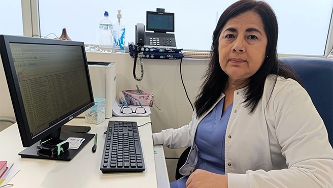 Como parte de las acciones para mejorar la salud y el bienestar del personal policial, un total de 4306 personas lograron ser atendidas y operadas en las modernas salas del Centro Quirúrgico del Hospital PNP “Luis N. Sáenz”, en lo que va del año.
La comandante PNP Margarita Carranza Gonzales, jefa del Departamento de Anestesiología y Centro Quirúrgico, explicó que de las 4306 cirugías llevadas a cabo este año, 3103 corresponden a operaciones programadas y 1203 a intervenciones de emergencia.
Señaló que la mayoría de estas operaciones corresponden a cirugías generales, destacando las colecistectomías laparoscópicas, apendicectomías, gastrectomías hemicolectomías y cesáreas. También se hicieron un número considerable de cirugías de oftalmología y traumatología.
Detalló que el Centro Quirúrgico realiza procedimientos de baja y alta complejidad, gracias a la experiencia y conocimiento de los profesionales que conforman los diferentes equipos multidisciplinarias de la Sanidad Policial y a la modera infraestructura hospitalaria que incluye ocho modernos quirófanos con equipos de tecnología de punta como coches de paro, sistema de video, laparoscopía, máquina de anestesia con monitores de grado médico, equipos de entubación difícil, electrobisturí, sistema de gases medicinales y equipos de aspiración, entre otros .
Resaltó que en marzo se practicaron hasta ocho cateterismos cardiacos en pacientes pertenecientes a Lima y las diferentes regiones del país y que, gracias a las coordinaciones ejecutadas por la Dirección de Sanidad Policial (Dirsapol), también se logró operar a pacientes de especialidades médicas como urología, cardiovascular, tórax y de cabeza y cuello. Muchas de estas cirugías fueron de alto riesgo.
En esa misma línea, señaló que el equipo multidisciplinario de la Sanidad, integrado por médicos cirujanos, enfermeros, anestesiólogos y otros profesionales de la medicina, está comprometido con la salud de la familia policial y espera superar este año las 7000 intervenciones realizadas el año pasado.
Finalmente, aseguró que este tipo de acciones se ejecutan en concordancia con la política del sector Interior que lidera el ministro Juan José Santiváñez, cuya preocupación principal es velar por la salud, el bienestar y los derechos de la familia policial.