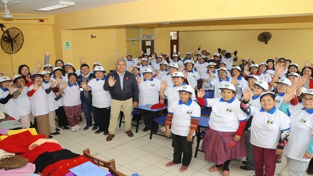 indumentaria a integrantes del Centro Integral del Adulto Mayor