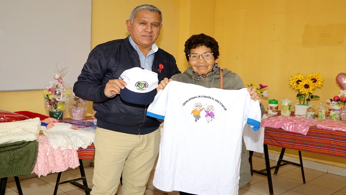indumentaria a integrantes del Centro Integral del Adulto Mayor