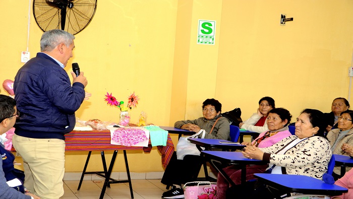 indumentaria a integrantes del Centro Integral del Adulto Mayor