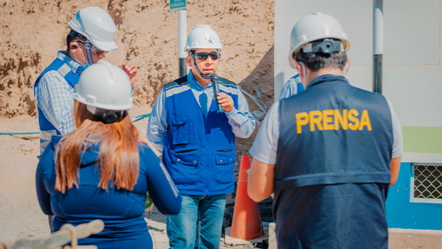 Con la finalidad de exhortar a la población sobre el uso correcto del sistema de alcantarillado, la EPS Moquegua realizó una visita guiada a los periodistas de los diferentes medios de comunicación de la localidad en la planta de tratamiento de agua residual – PTAR Omo. 
Durante el recorrido, el gerente general de la empresa prestadora, Walter Villasante Conza, explicó, que el sistema de tratamiento está diseñado para tratar agua residual, sin embargo, a la planta llega, por ejemplo; material de construcción, maderas, cascajo, entre otros desechos perjudicando la infraestructura de la PTAR. 
