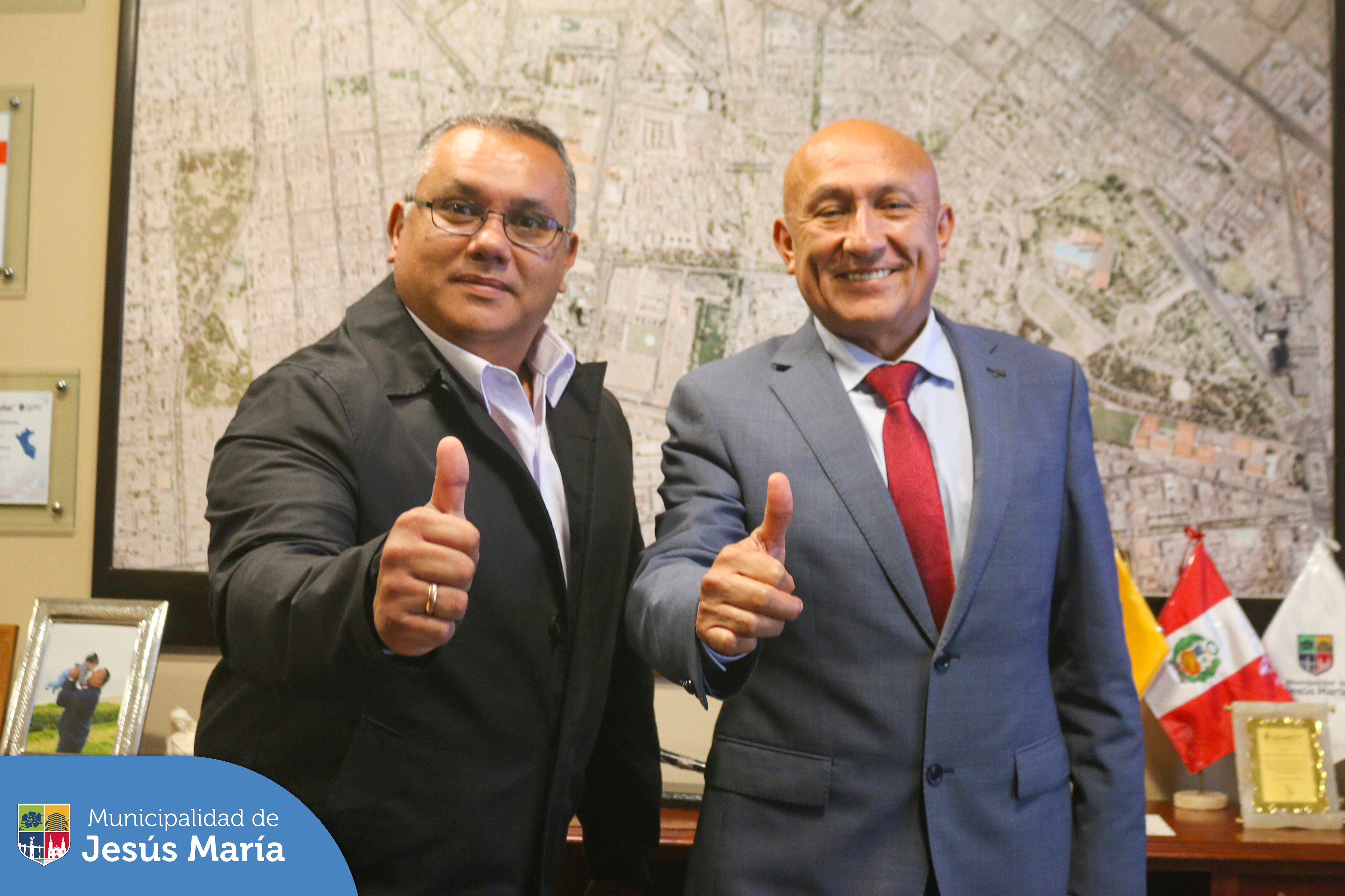 Continuamos con las coordinaciones de la implementación de la moderna Central de Seguridad Integral. 🚨 En esta oportunidad, nuestro alcalde Jesús Gálvez Olivares sostuvo una importante reunión con el Viceministro de Seguridad Pública del Ministerio del Interior del Perú, Julio Díaz Zulueta, para establecer acciones conjuntas y potenciar la seguridad ciudadana en el distrito.